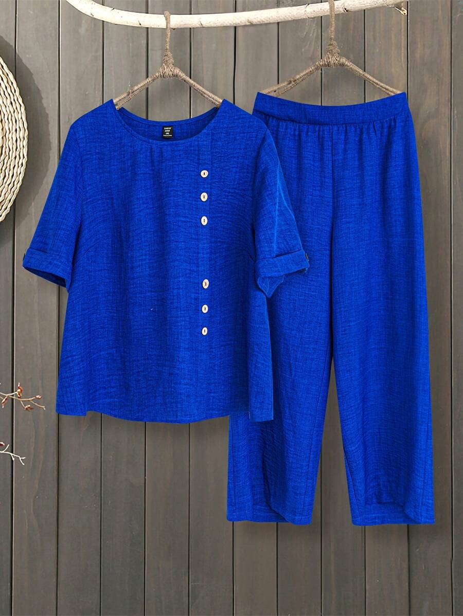 SHEIN LUNE 大碼圓領純色紐扣點綴短袖上衣和長褲夏季休閒度假2件套裝 - 藍色 - 查看 1