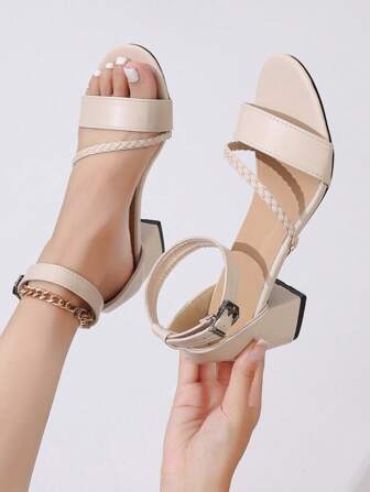 女士米色真皮6厘米粗跟性感露趾绑带凉鞋，时尚通勤之选。