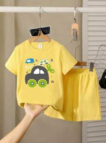 Conjunto de 2 piezas informal para niños pequeños, camisa de manga corta con estampado de coche de dibujos animados y pantalón de longitud media, conjunto de moda - Amarillo - Ver 1
