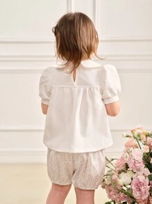SHEIN Sommerliches Set für Baby Mädchen mit süßem Blumen besticktem Puffärmel Top und kleinen Blümchen bedruckten Shorts - Weiss - Übersicht 2