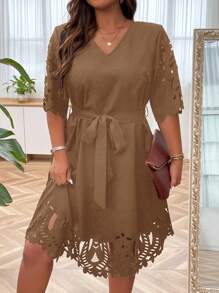 SHEIN Clasi Vestido casual de talla grande con cinturón unicolor y escote en V