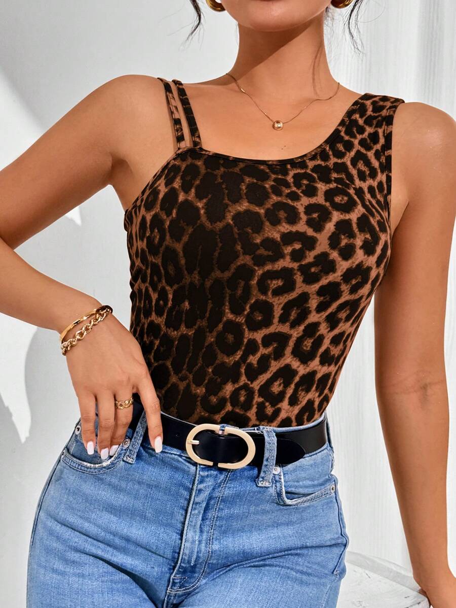 SHEIN Essnce Mujeres Tanques y camisetas con estampado de leopardo, cuello asimétrico ajustado, parte superior de verano - Café integral - Ver 1