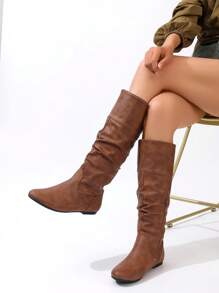 2025 秋冬女士时尚棕色侧拉链平底圆头褶皱休闲日常高筒靴