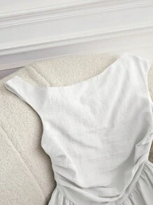 Modelyn Elegancka damska letnia sukienka z asymetrycznym dekoltem i ściętą talią w jednolitym kolorze