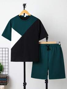 SHEIN Teen Boys Casual Tri-Color Patchwork T-Shirt With Solid Color Drawstring Pocket Shorts Set