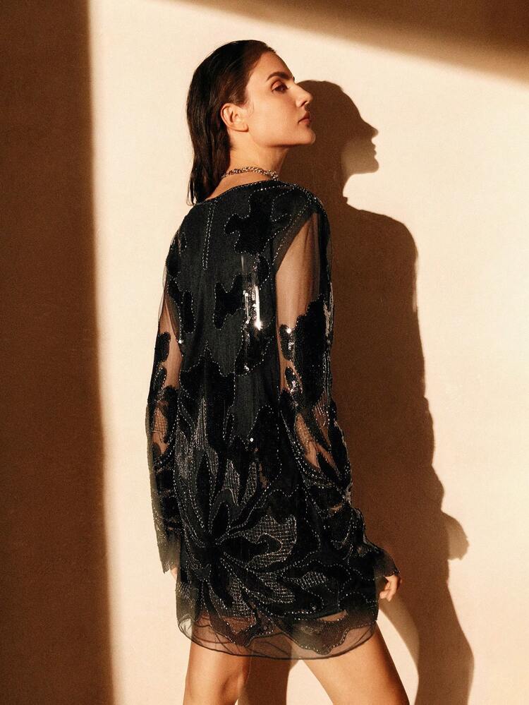 Mini vestido preto com miçangas