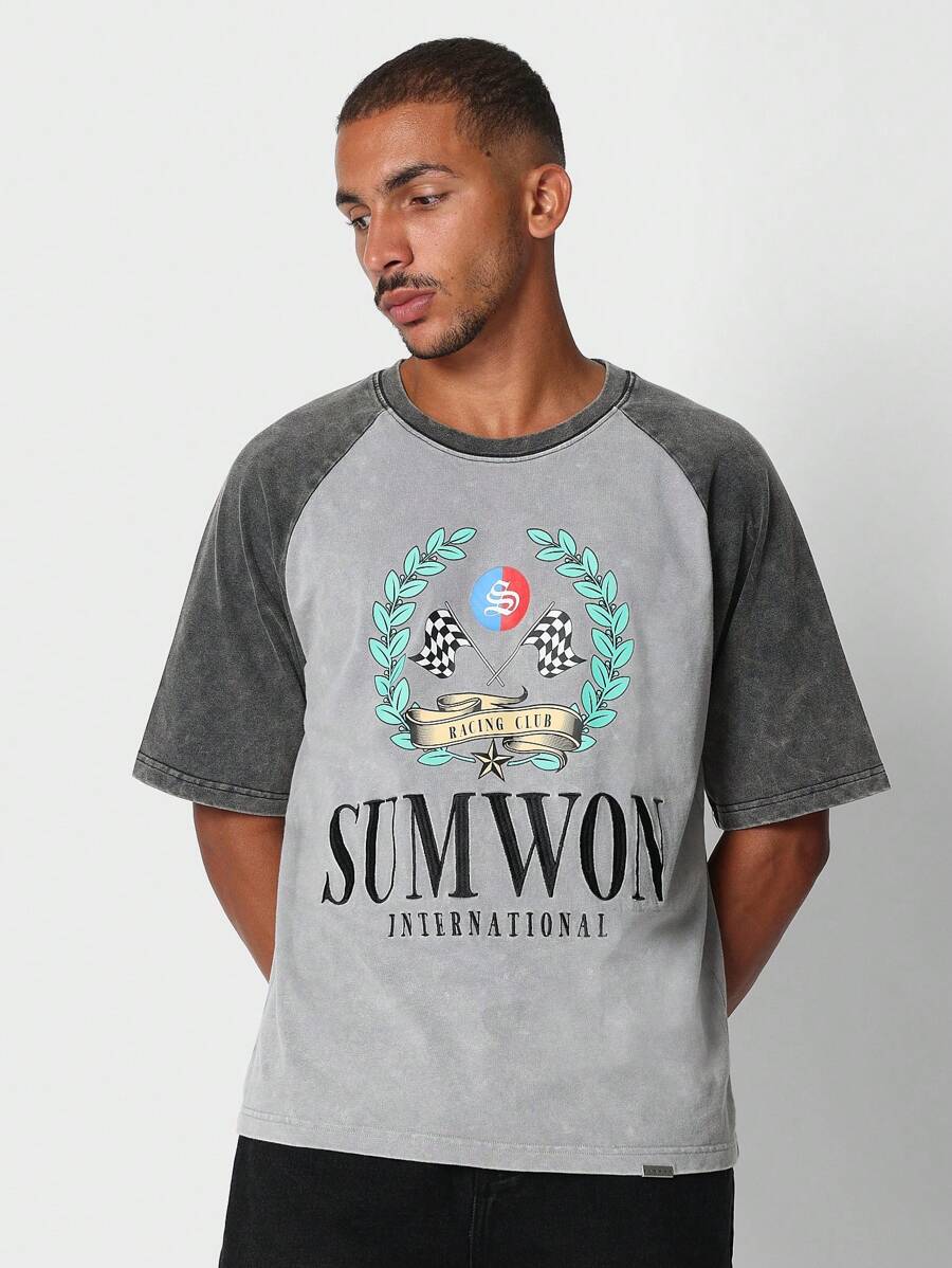 SUMWON 带月桂花环和文字图案印花的插肩水洗 T 恤 - 黑色 - 查看 1