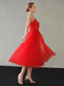 MOTF PREMIUM VESTIDO DE RED CON DETALLE DE PIEDRAS DE CRISTAL Y DOBLADILLO ACAMPANADO