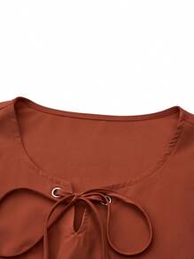 SHEIN TaskFit Conjunto de uniforme de verano de talla grande con parte superior de manga corta con bolsillo y cuello con lazo en unicolor, y pantalones con cordón, Uniforme y ropa de trabajo de talla grande - Rojo - Ver 9