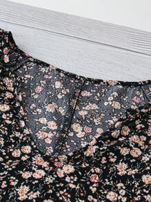 Blusa con manga corta y floral diminuto para verano, estilo peplum, tallas grandes, casual y de vacaciones - Negro - Ver 5