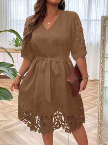 SHEIN Clasi Vestido casual de talla grande con cinturón unicolor y escote en V