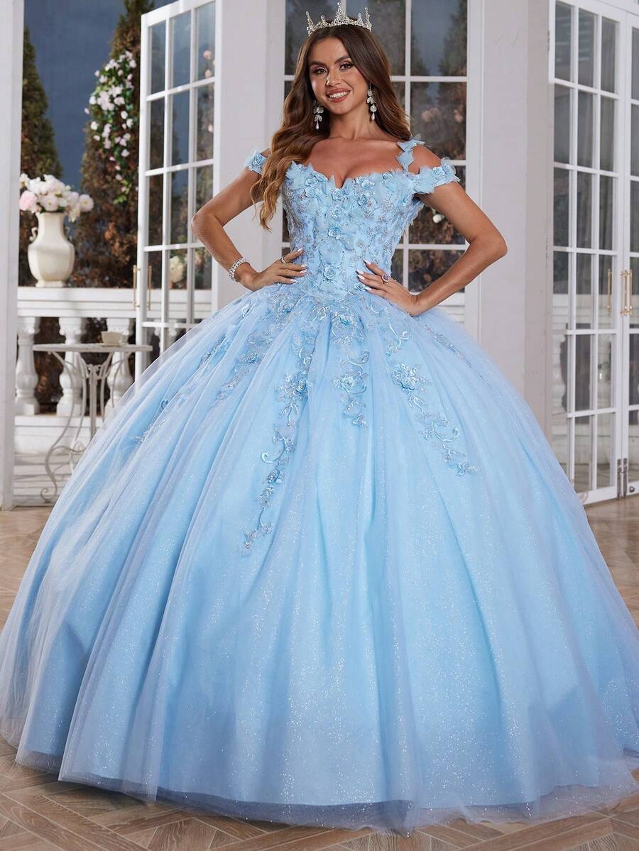 Vestidos de Quinceañera elegantes con hombros descubiertos en tono azul cielo, con apliques florales 3D brillantes. Vestido de gala de princesa con cintura ajustada y volantes, para chicas adolescentes, con lazo en la espalda. - Celeste - Ver 1