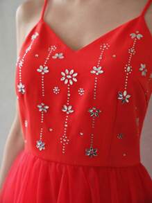 MOTF PREMIUM VESTIDO DE RED CON DETALLE DE PIEDRAS DE CRISTAL Y DOBLADILLO ACAMPANADO