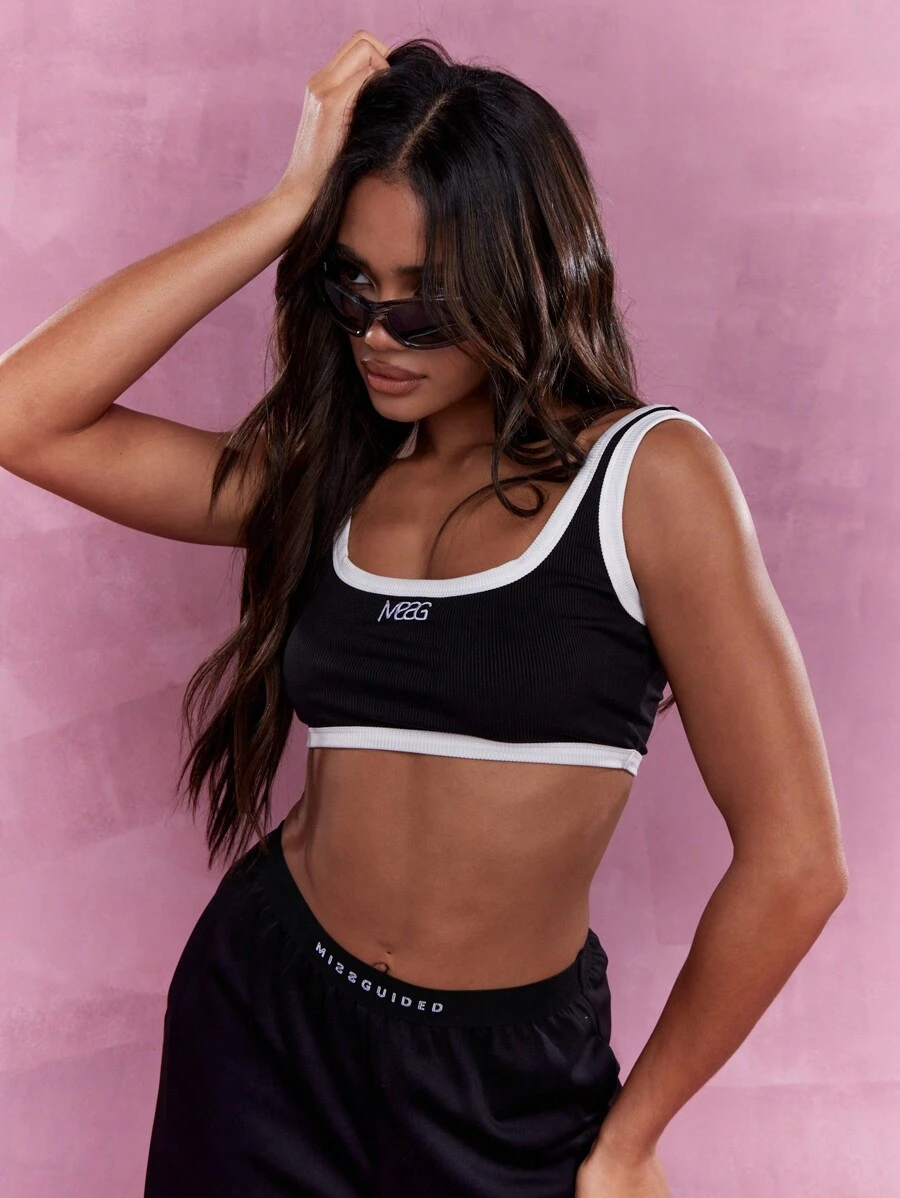 MISSGUIDED Top corto sin mangas con cuello cuadrado con diseño de logotipo bordado y acabado acanalado con ribete de contraste - Negro - Ver 1