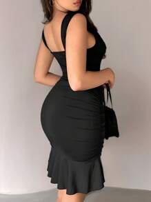 SHEIN PETITE 女士深V領無袖荷葉邊黑色迷你裙，適用於假期和約會場合 - 黑色 - 查看 2