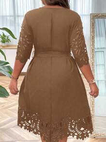 SHEIN Clasi Vestido casual de talla grande con cinturón unicolor y escote en V