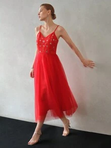 MOTF PREMIUM VESTIDO DE RED CON DETALLE DE PIEDRAS DE CRISTAL Y DOBLADILLO ACAMPANADO