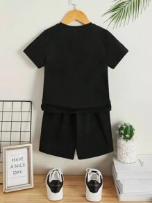 SHEIN Kaos Anak Laki-Laki Leher Bulat Lengan Pendek Hitam dengan Cetak Digital & Celana Pendek Merah 2pcs/Set, Pakaian Seragam Ayah dan Anak (2 Set Dijual Terpisah) - Hitam - View 2