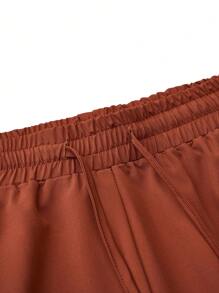 SHEIN TaskFit Conjunto de uniforme de verano de talla grande con parte superior de manga corta con bolsillo y cuello con lazo en unicolor, y pantalones con cordón, Uniforme y ropa de trabajo de talla grande - Rojo - Ver 11