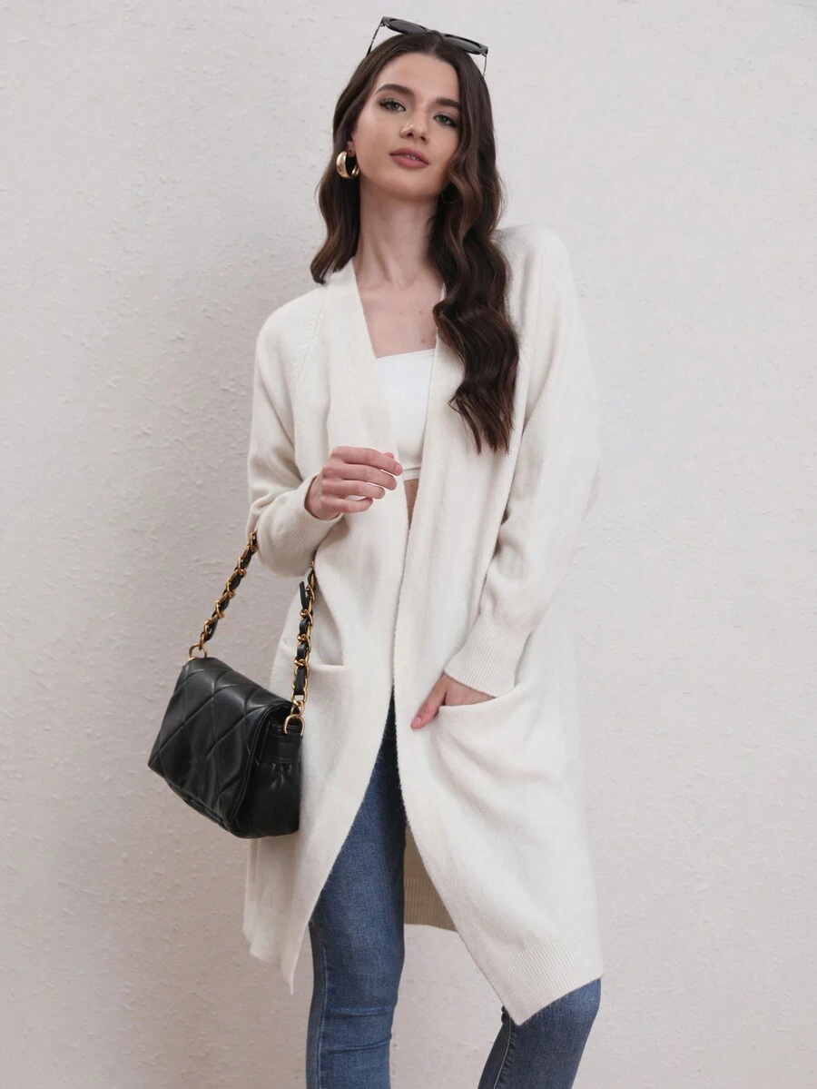 Locker sitzender Cardigan mit Raglan Ärmeln und mittlerer Länge. - Weiss - Übersicht 1