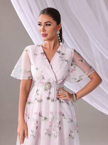 SHEIN Belle فستان عروس الأطفال برقبة V والنمط الزهري من الشبكة للعرائس