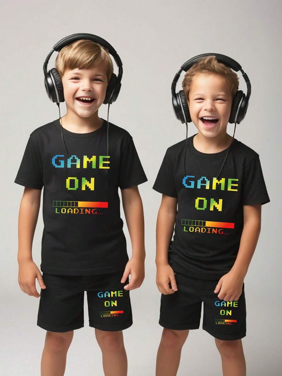 SHEIN Kaos Anak Laki-Laki Leher Bulat Lengan Pendek Hitam dengan Cetak Digital & Celana Pendek Merah 2pcs/Set, Pakaian Seragam Ayah dan Anak (2 Set Dijual Terpisah) - Hitam - View 1