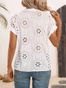 SHEIN Clasi Camisa de manga corta de tela texturizada para mujer con pliegue delantero en el medio y bordado soluble en agua - Blanco - Ver 2