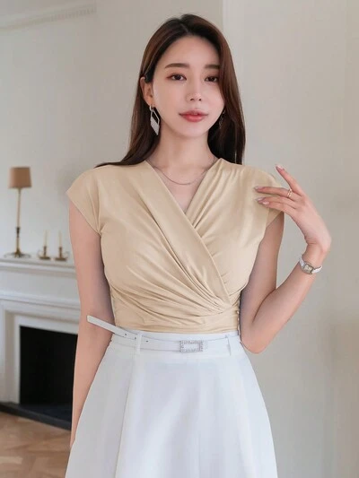 Maglietta da donna a maniche corte con scollo a V, plissettata, di colore unito, adatta per uscire