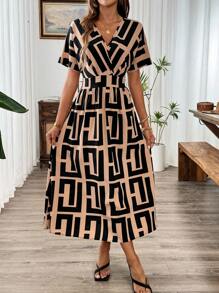 SHEIN Clasi فستان طويل بقَصَّة أيه-لاين مع كم طويل وتصميم بألوان سوليد/مطبوعة وخصر مشدود - كاكي - مشاهدة 4