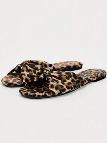 Nuevos sandalias de verano 2024 de estilo europeo y americano para mujer con estampado de leopardo, punta redonda, lazo, suela plana y diseño de punta abierta para la playa - Negro - Ver 4