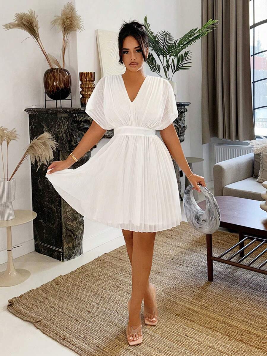 SHEIN SXY Vestido de vacaciones con pliegues, flujo y corte en V profundo - Blanco - Ver 1
