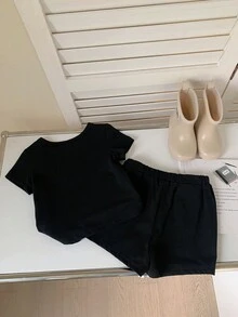 SHEIN 男婴休闲简约短袖功能性口袋短裤套装，适合夏季穿着，经典时尚的国王文字和图案印花 - 黑色 - 查看 4