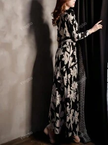 Einteiliges Kleid mit V-Ausschnitt, langem, schlankem Schnitt und Saumschlitz