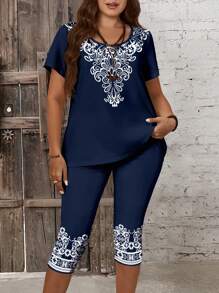 EMERY ROSE Conjunto de dos piezas de blusa de manga corta con cuello redondo y estampado floral talla grande leggings 7/8 para mujer, diseño de verano