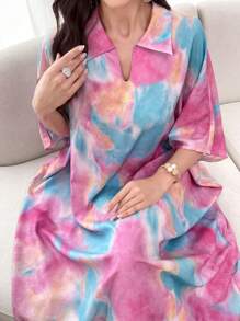 Al Najma Vestido corto de manga corta con cuello de polo en estampado tie dye oversize, primavera/verano