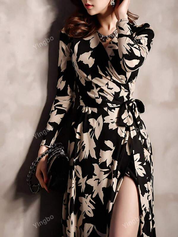 Robe d'une pièce longue et élégante avec encolure en V et fente d'ourlet pour affiner la silhouette