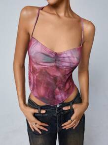 Aveloria Affinna Top tipo camiseta de tiras con estampado teñido anudado, inserto de malla y bajo tipo bufanda en color rojo