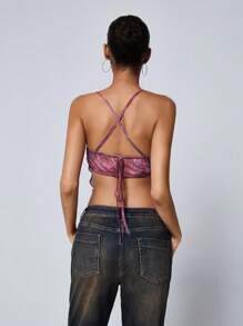 Aveloria Affinna Top tipo camiseta de tiras con estampado teñido anudado, inserto de malla y bajo tipo bufanda en color rojo