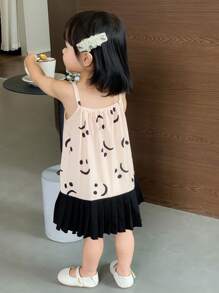 SHEIN Vestido divertido de tirantes con carita sonriente, dobladillo plisado y parches para bebé niña, casual y versátil - Multicolor - Ver 2