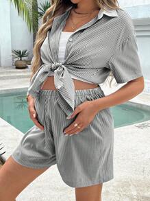 SHEIN Conjunto de 2 piezas de camiseta de manga corta y pantalones cortos con rayas y estampados sencillos para uso diario para mujeres embarazadas - Negro - Ver 1