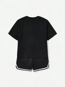 SHEIN طقم تي شيرت تي شيرت للأولاد الفتيان مقاسات كبيرة مفرغة للشوارع. 2 قطعة بعنق دائري وتصميم طبعة الدب مع شورتات مقسمة محبوكة ومناسبة للأوقات اليومية الفضفاضة و السفر، كما أنها مثالية للرياضة في موسم الربيع والصيف. - الأسود - مشاهدة 6