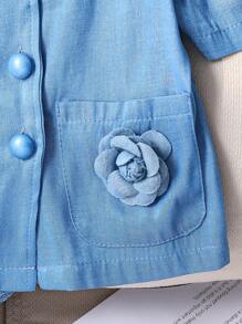Elegante denim-effect ronde hals cardigan met zakken, studs, 3D-bloemen en shorts (2 stuks/set) voor jonge meisjes, geschikt voor lente- en zomeruitjes