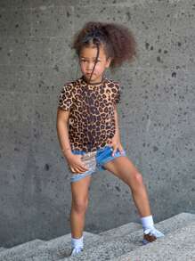 ملابس علوية ذو طبعات الفهد للفتيات الصغيرات 2 قطعة مع حواف تزيينية ناعمة وملابس قصيرة جينز مغسولة بتزيين خرز