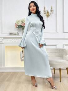 Al Najma 女士优雅长款朴素连衣裙，腰部饰有水钻和饰钉，立领和喇叭袖，春夏 - 綠色 - 查看 4