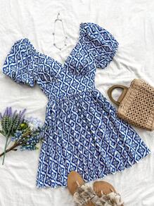 Soleia A-Linie Sommerkleid mit V-Ausschnitt, Puffärmeln und All-Over-Muster für den Urlaub - Blau-Weiß - Übersicht 1