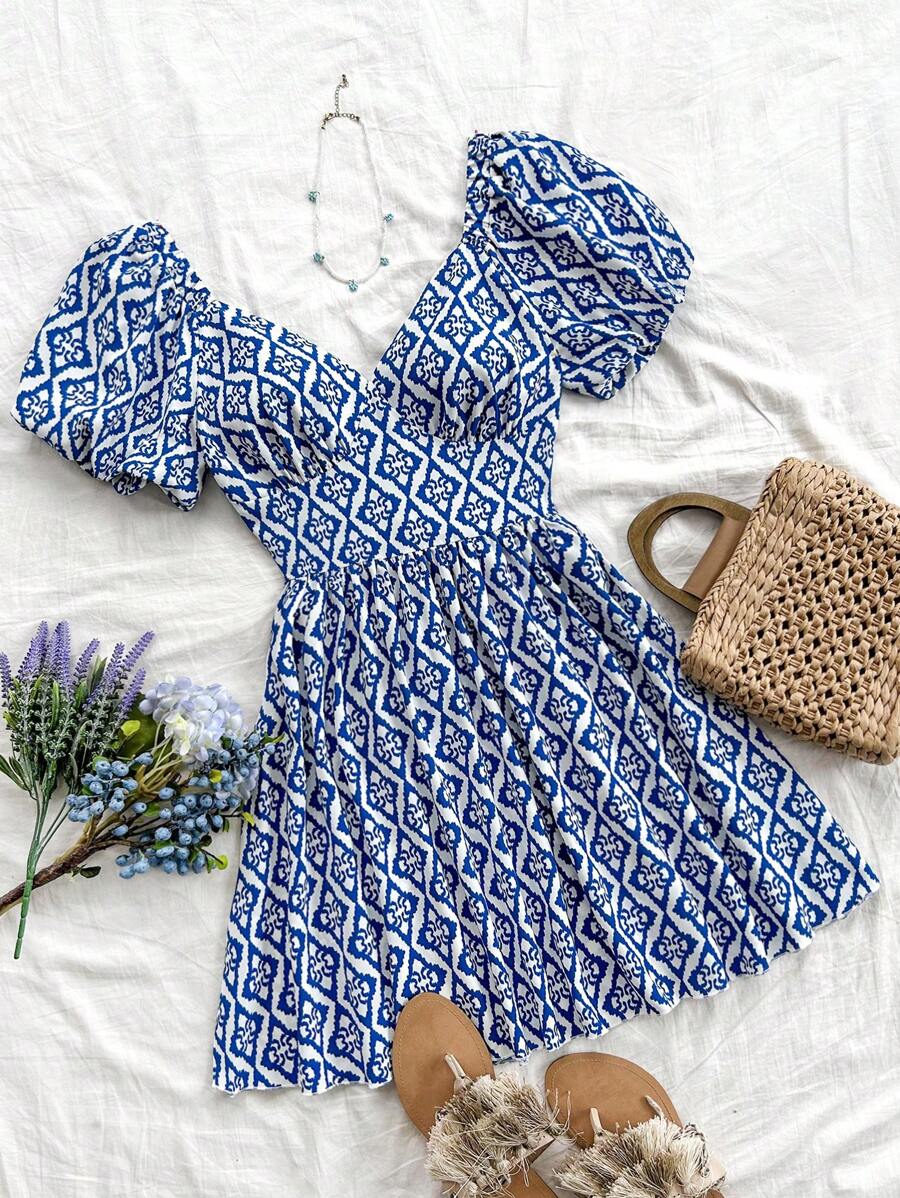 Soleia A-Linie Sommerkleid mit V-Ausschnitt, Puffärmeln und All-Over-Muster für den Urlaub - Blau-Weiß - Übersicht 1