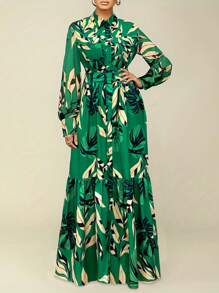 Elegantes, langes Damen-Kleid mit Blattdruck und Gürtel, elegante Reise- und Frühlingslooks, Boho Blumenmuster