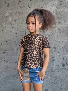 ملابس علوية ذو طبعات الفهد للفتيات الصغيرات 2 قطعة مع حواف تزيينية ناعمة وملابس قصيرة جينز مغسولة بتزيين خرز