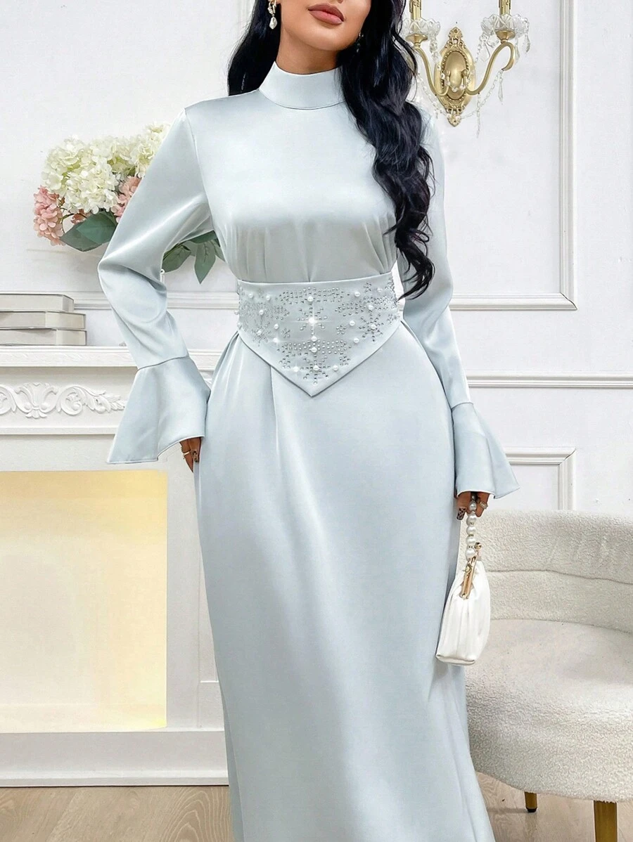 Al Najma 女士优雅长款朴素连衣裙，腰部饰有水钻和饰钉，立领和喇叭袖，春夏 - 綠色 - 查看 1