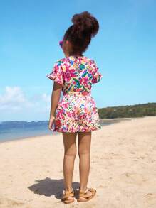 SHEIN Conjunto de top holgado con volantes y hombros descubiertos y pantalones cortos estampados de vacaciones para niñas jóvenes